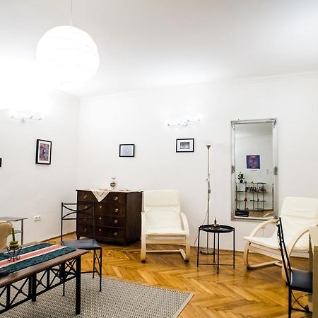 Apartment At The Deak Ferenc Ter Budapest Extérieur photo